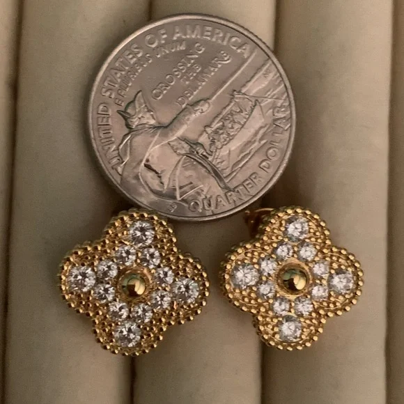 18 K gold sparkly crystal four leaf lucky clover stud earrings - Picture 5 of 12